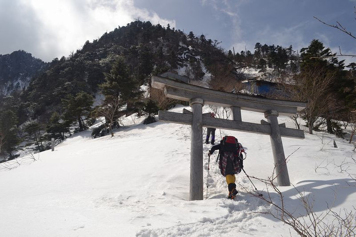 Ishuzuchi_20110319_093toriiwokuguri