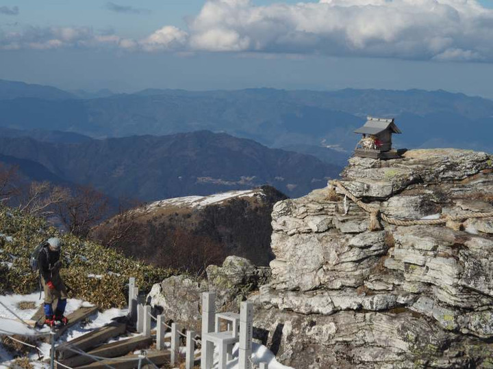瀬戸の谷石　剣山連峰　水盤付き 山好き、花好き : 大展望の冬の剣山へ、その5、アカミヤドリギそして下山